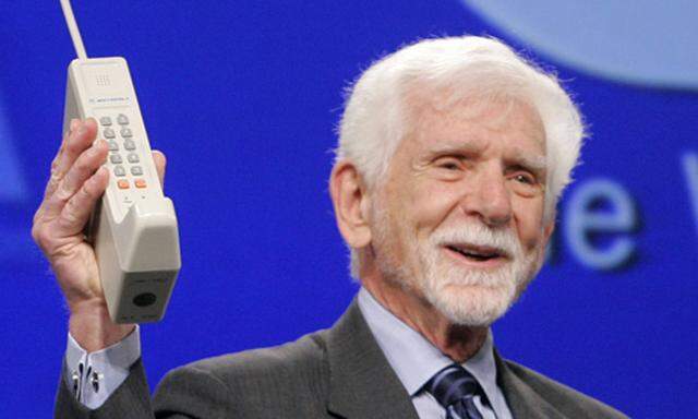 Handy-Erfinder Martin Cooper mit dem ersten funktionierenden Mobiltelefon.