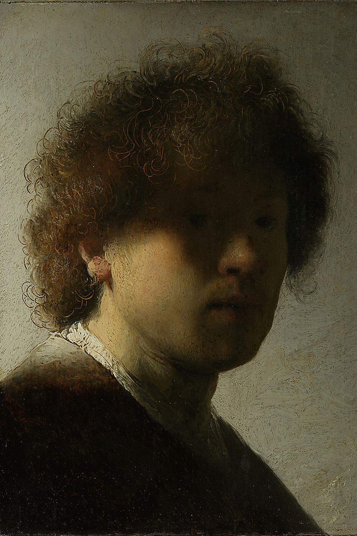 Als Meister der "Selfies" gilt Rembrandt (1606-1669). Der niederländische Barockkünstler stellte sich selbst zig Mal in unterschiedlichen Körperhaltungen dar. 1628, im Alter von 22 Jahren, hüllte er sein Gesicht in mysteriöse Schatten, aus denen er uns durchdringend anschaut. Das Gemälde ist im Amsterdamer Rijksmuseum ausgestellt.  Rembrandt van Rijn: Self-portrait at an early age“, 1628. Öl auf Holz. Bild: Rijksmuseum Amsterdam.