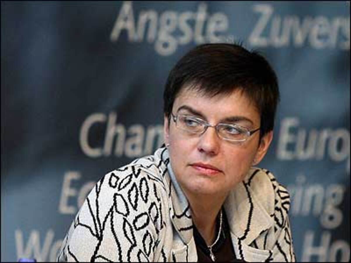 "Die ÖVP in Niederösterreich hat gestern überproportional an Vertrauen eingebüßt. Die WählerInnen sehen es offenbar nicht gerne, wenn eine Partei den Dialog verweigert und abgehoben agiert."Die Grüne Madelaine Petrovic zum Verlust der ÖVP in Niederösterreich.