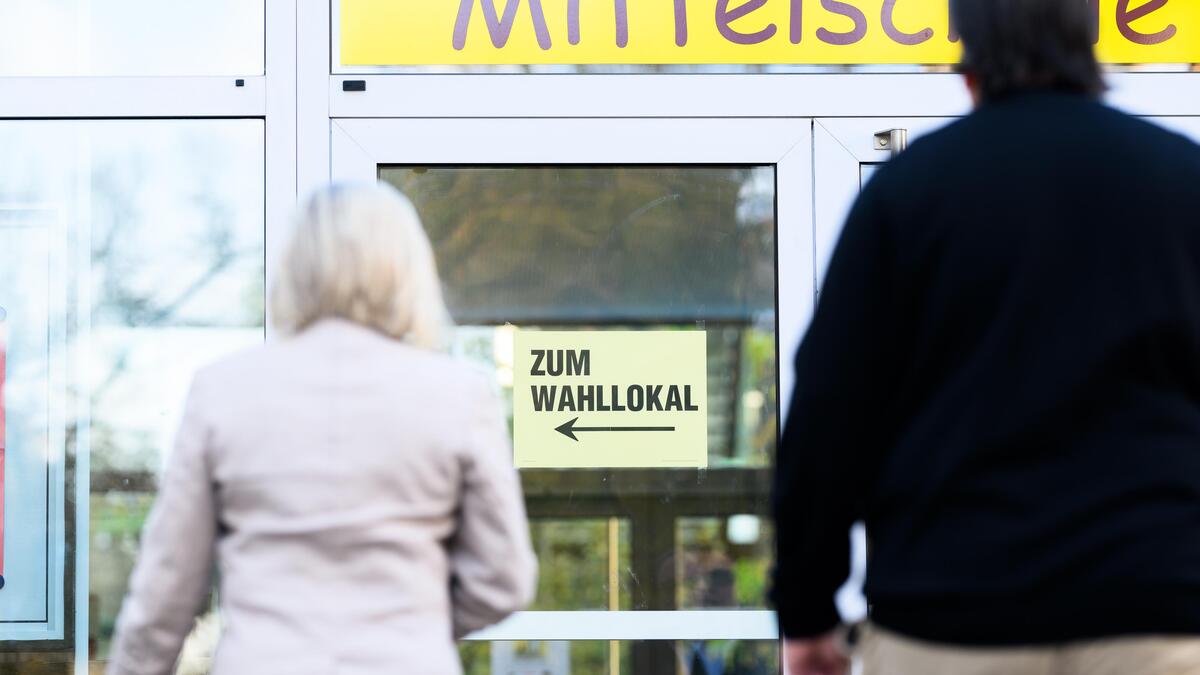 Ein Eingang zum Wahllokal am Sonntag, 29. September 2024, anlässlich der Stimmabgabe im Rahmen der Nationalratswahl in Wien.