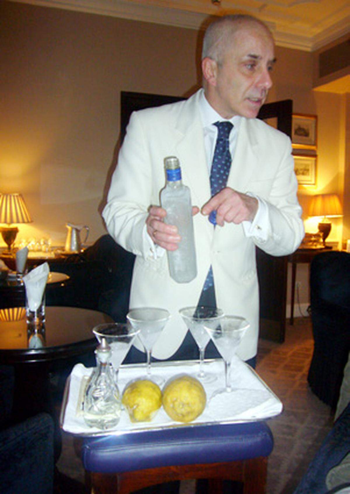 Bei Schritt vier teilen sich die Meinungen: Alessandro nimmt für seinen Original-Martini nur London Dry Gin. Rein theoretisch könnt er auch aus Wodka gemixt werden. "Rein theoretisch", sagt Palazzi.