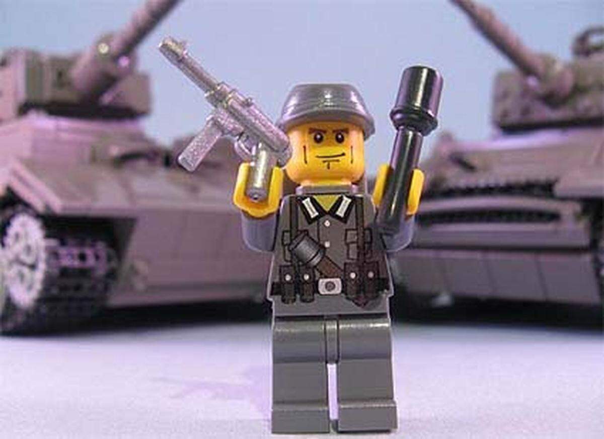 Die Achsenmächte sind nicht unvorbereitet: Wer einen Lego-Eroberungsfeldzug plant, sollte seinen Kanonier mit einer MP40 und Stielhandgranaten ausstatten.