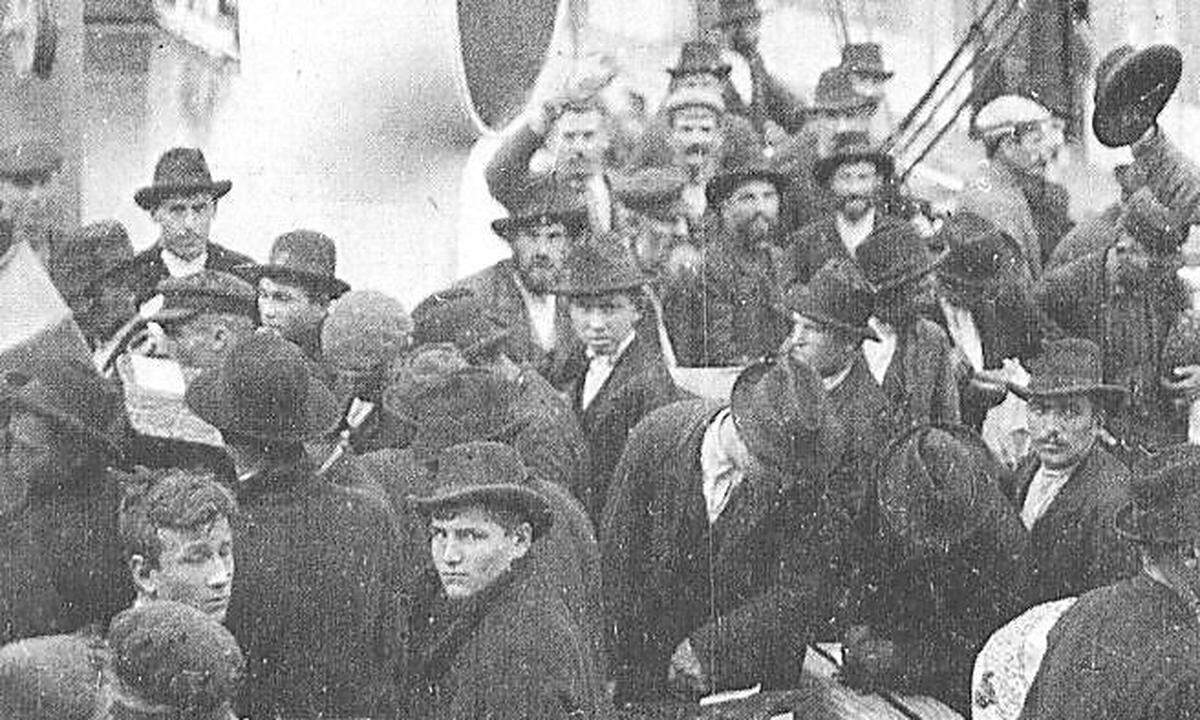 Auswanderer aus Österreich-Ungarn bei der Abreise in Triest auf einem Schiff der Austro-Americana
