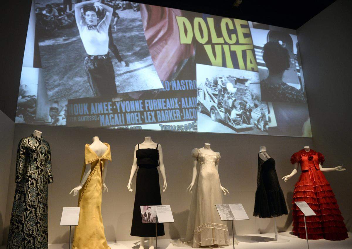 120 Outfits und Accessoires der berühmtesten italienischen Modehäuser werden ausgestellt um die Hintergründe zu beleuchten, wie Italien zu seinem guten Ruf in Sachen Mode gekommen ist.