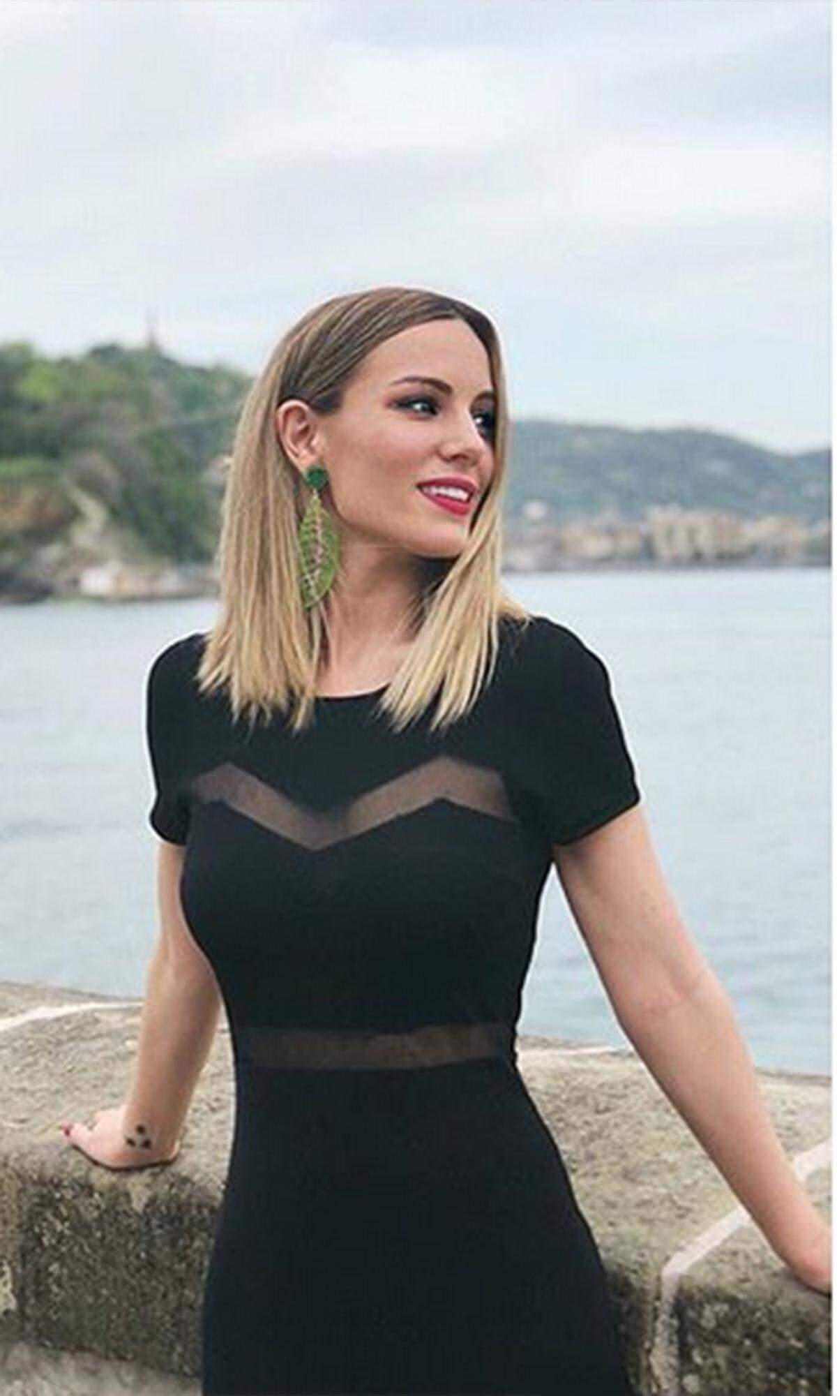 Edurne Garcia Almagro gilt als eine der schönsten Spielerfrauen der WM 2018. Sie ist die Freundin des spanischen Torwartes David de Gea und dürfte dem ein oder anderen schon bekannt sein: Als Sängerin vertrat sie Spanien 2015 beim Eurovision Song Contest.