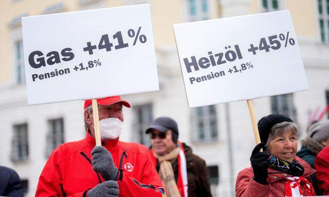 Symbolbild: Protestaktion des Pensionistenverbands Österreichs wegen anhaltend hoher Teuerung am Ballhausplatz in Wien.