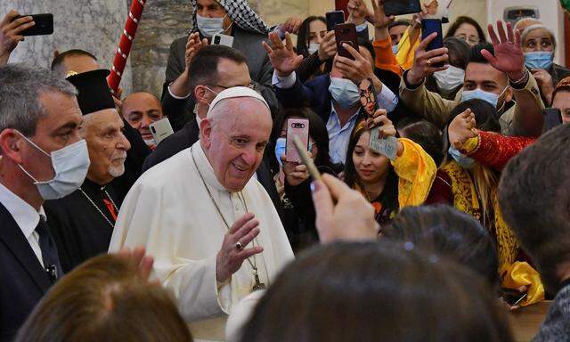 Franziskus ist der erste Papst, der den Irak besucht. Seine Reise wird deshalb als "historisch" bezeichnet.