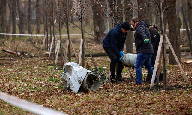 Eine abgefangene russische Rakete in einem Park in Kiev. 