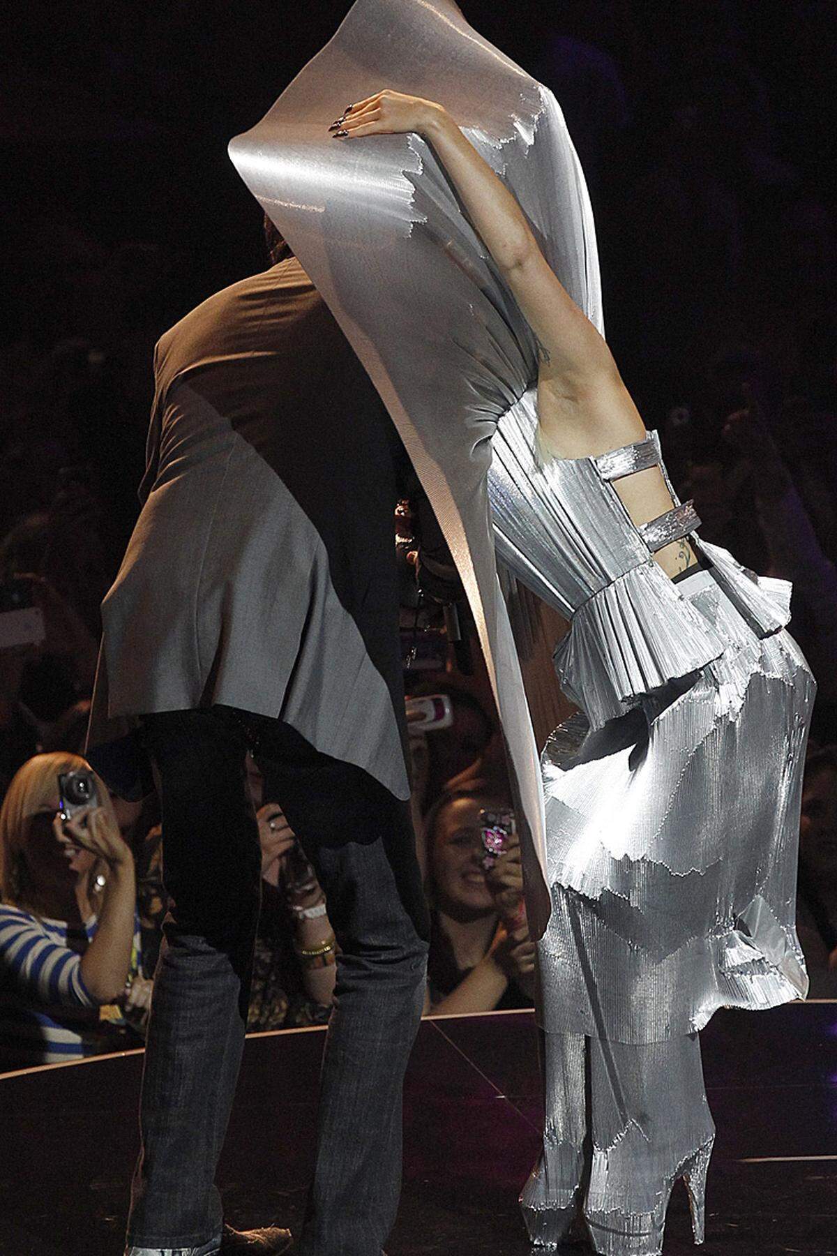 David Hasselhoff (im Bild links) hatte angesichts des aufwendigen Kostüms Gagas bei der Überreichung eines der Preise so seine Schwierigkeiten.