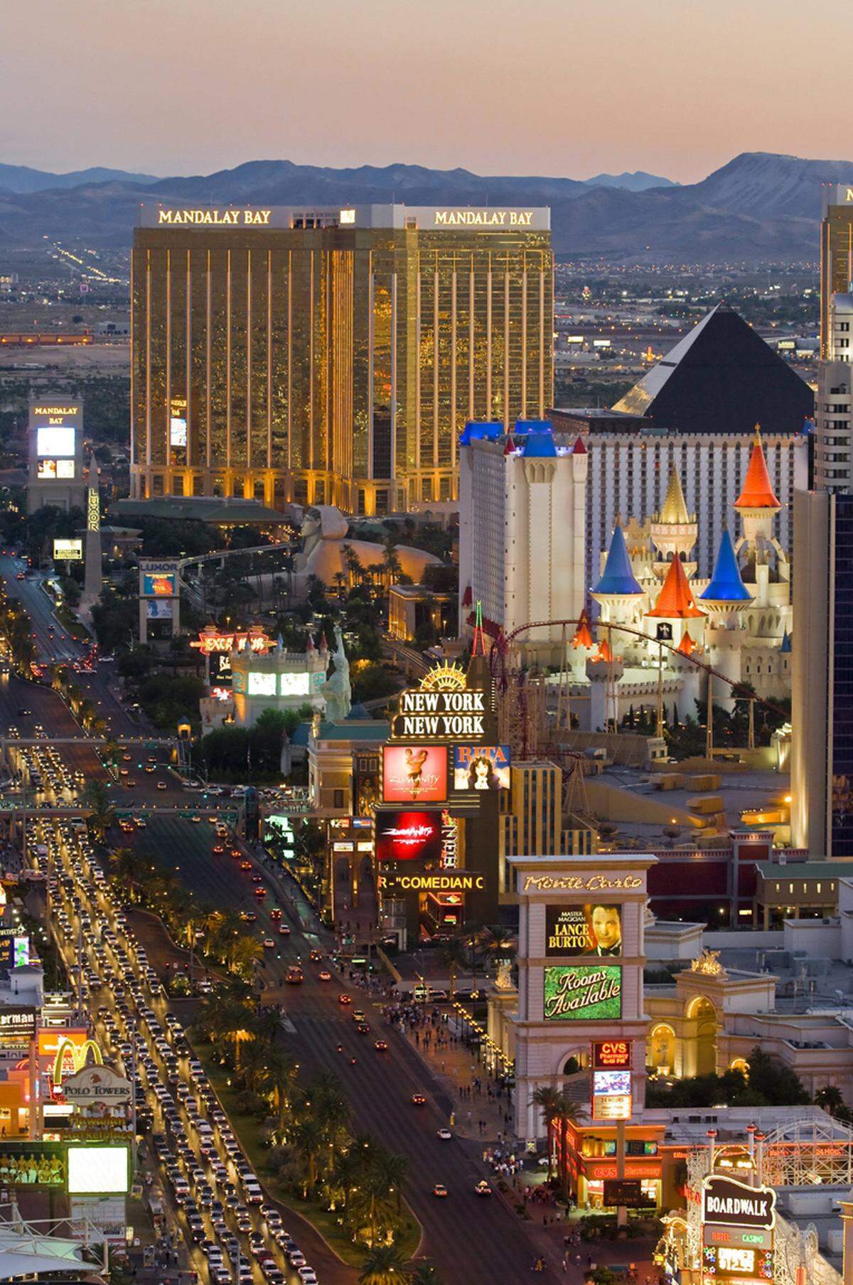 Die lange Straße durch die bunte Glitzerwelt zieht jährlich 30,5 Millionen Touristen an. Die meisten der großen und berühmten Hotels befinden sich an dem Las Vegas Strip, der vor allem bei Nacht eine eindrucksvolle Kulisse abgibt.
