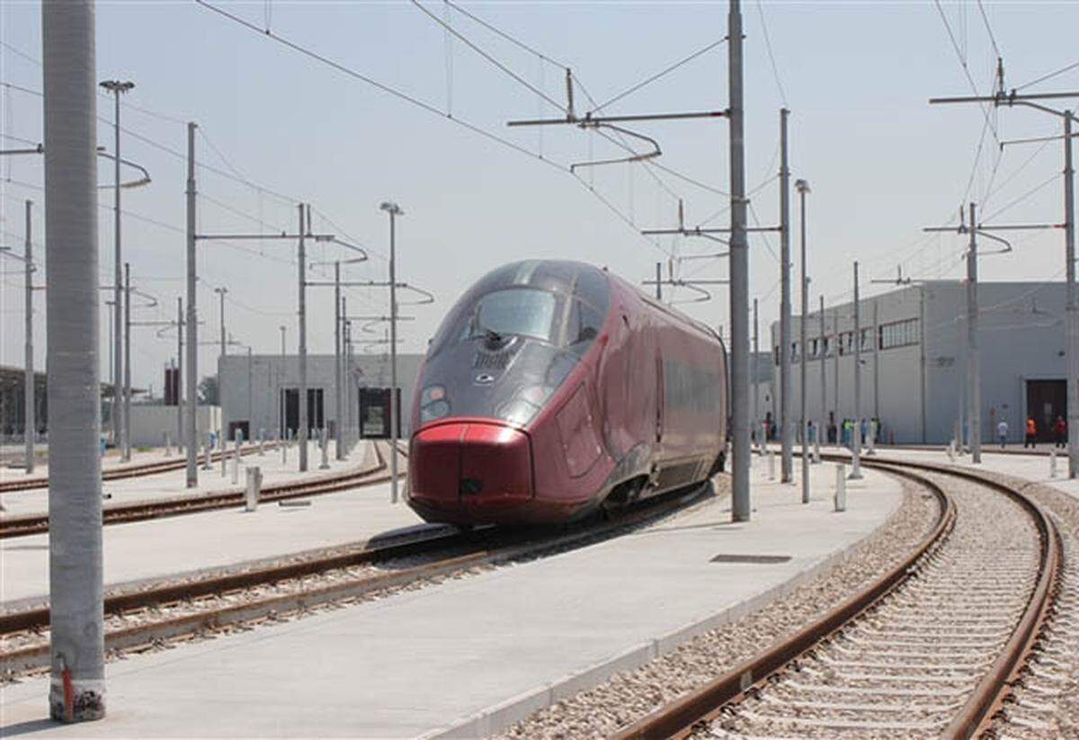 Am 28. April war es so weit: Der Spitzenzug von Italiens neuer privaten Bahngesellschaft Nuovo Trasporto Viaggiatori (NTV) absolvierte seine Jungfernreise. Er fuhr die Strecke Mailand, Bologna, Florenz, Rom und Neapel. "Italo" heißt der neue Zug, der mit einer Geschwindigkeit von über 300 Stundenkilometern auf Italiens Schienennetz fährt.