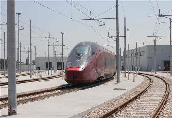 Am 28. April war es so weit: Der Spitzenzug von Italiens neuer privaten Bahngesellschaft Nuovo Trasporto Viaggiatori (NTV) absolvierte seine Jungfernreise. Er fuhr die Strecke Mailand, Bologna, Florenz, Rom und Neapel. "Italo" heißt der neue Zug, der mit einer Geschwindigkeit von über 300 Stundenkilometern auf Italiens Schienennetz fährt.