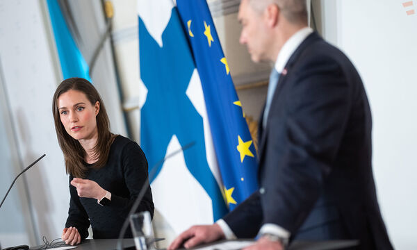 Karl Nehammer (im Vordergrund) bei der Pressekonferenz mit seiner finnischen Amtskollegin Sanna Marin (links) in Wien.