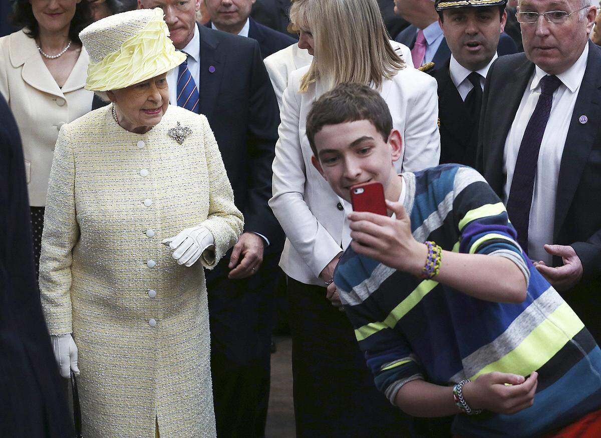 Schnellschuss aus Belfast. Ein Selfie mit Queen Elizabeth II. hat nicht jeder.  24. Juni 2014