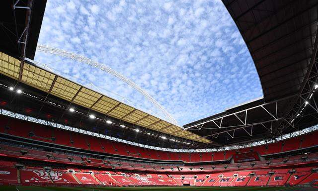  Schon der Blick ins Stadion imponiert: groß, mächtig, Wembley.