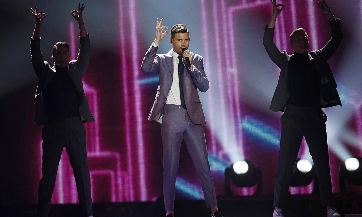 Robin Bengtsson mit "I Can't Go On" Im Dressman-Stil und samt flankierenden Burschen am Laufband, legt der 27-jährige Robin Bengtsson eine ebenso durchgestylte Popnummer vor.  Rang 5 (344)