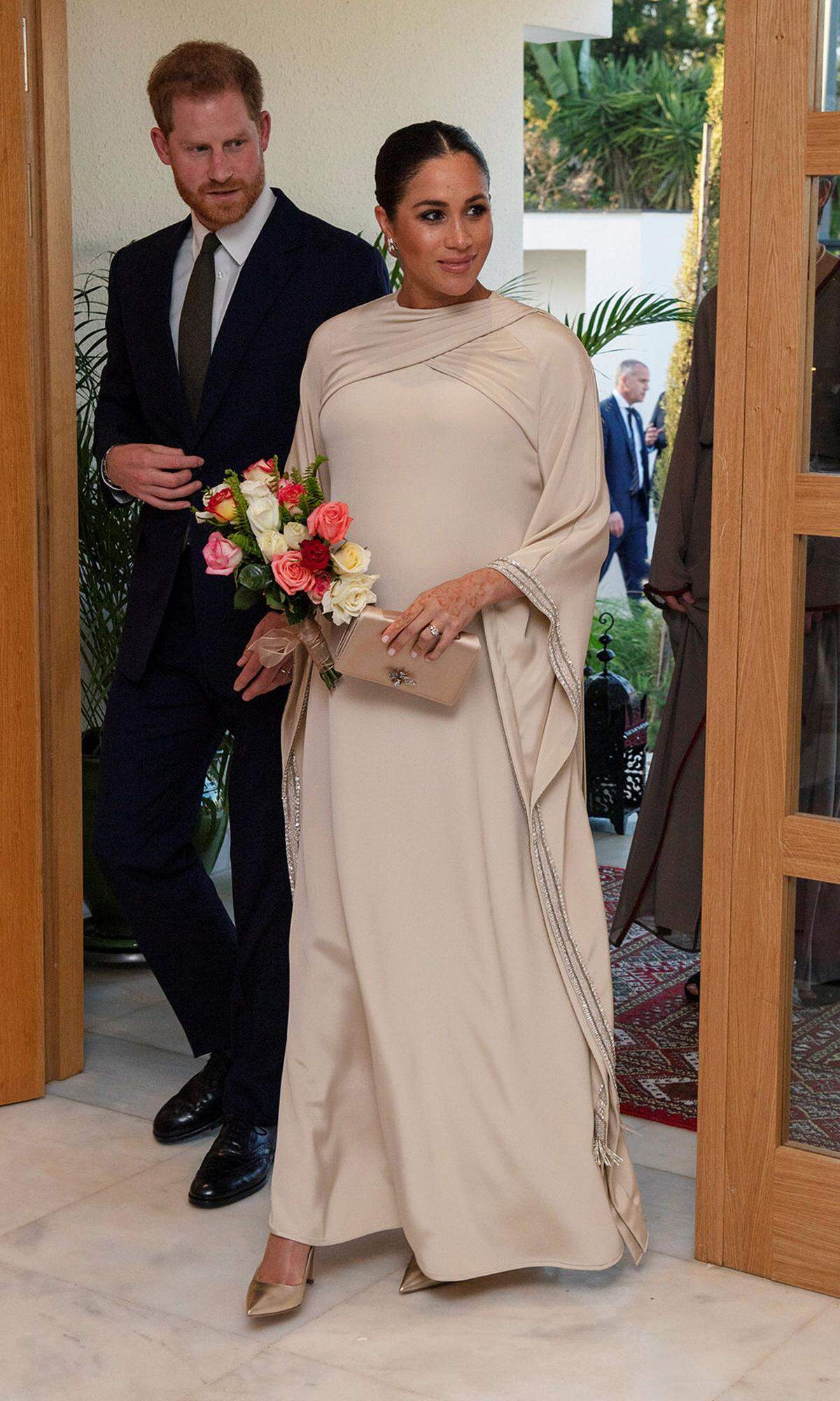 Wenn der britische Botschafter von Marokko zu einem Empfang in Rabat lädt, lassen sich auch die Royals nicht lange bitten - und Meghan schon gar nicht. Ein All-Over-Look von Dior durfte es diesmal für die schwangere Herzogin sein. Ein cremefarbenes Kaftan-Kleid verhüllte ihre mittlerweile beachtliche Babykugel. Die Tasche trägt den klangvollen Namen „Embellished Pochette Clutch with Bee“. Goldrichtig lag sie mit der Wahl ihres Schuhwerks, den „D-Moi Lamé Lambskin High-Heeled“-Pumps. Glitzer an den Ohren brachten die „Snowflake Snowstorm“-Ohrringe von Birks.