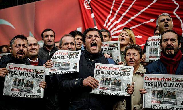 TOPSHOT-TURKEY-POLITICS-MEDIA-OPPOSITION-DEMO