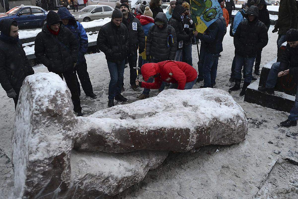 Good bye, Lenin: Demonstranten verhackstücken die vom Sockel gestoßene Lenin-Statue in Kiew.