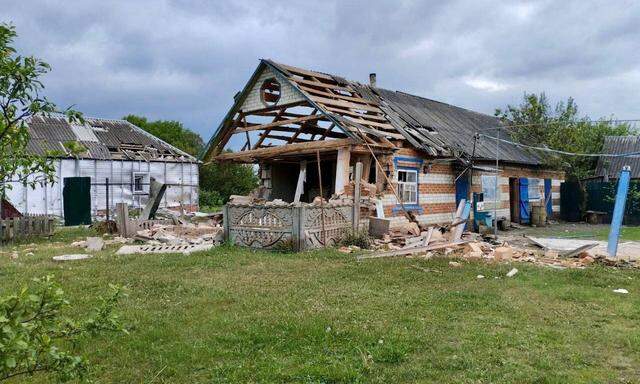 Ein beschädigtes Gebäude in der Region Belgorod. Gouverneur Wjatscheslaw Gladkow berichtet am Mittwoch auf seinem Telekram-Kanal erneut von einem von einer Drohne abgeworfenen Sprengsatz.