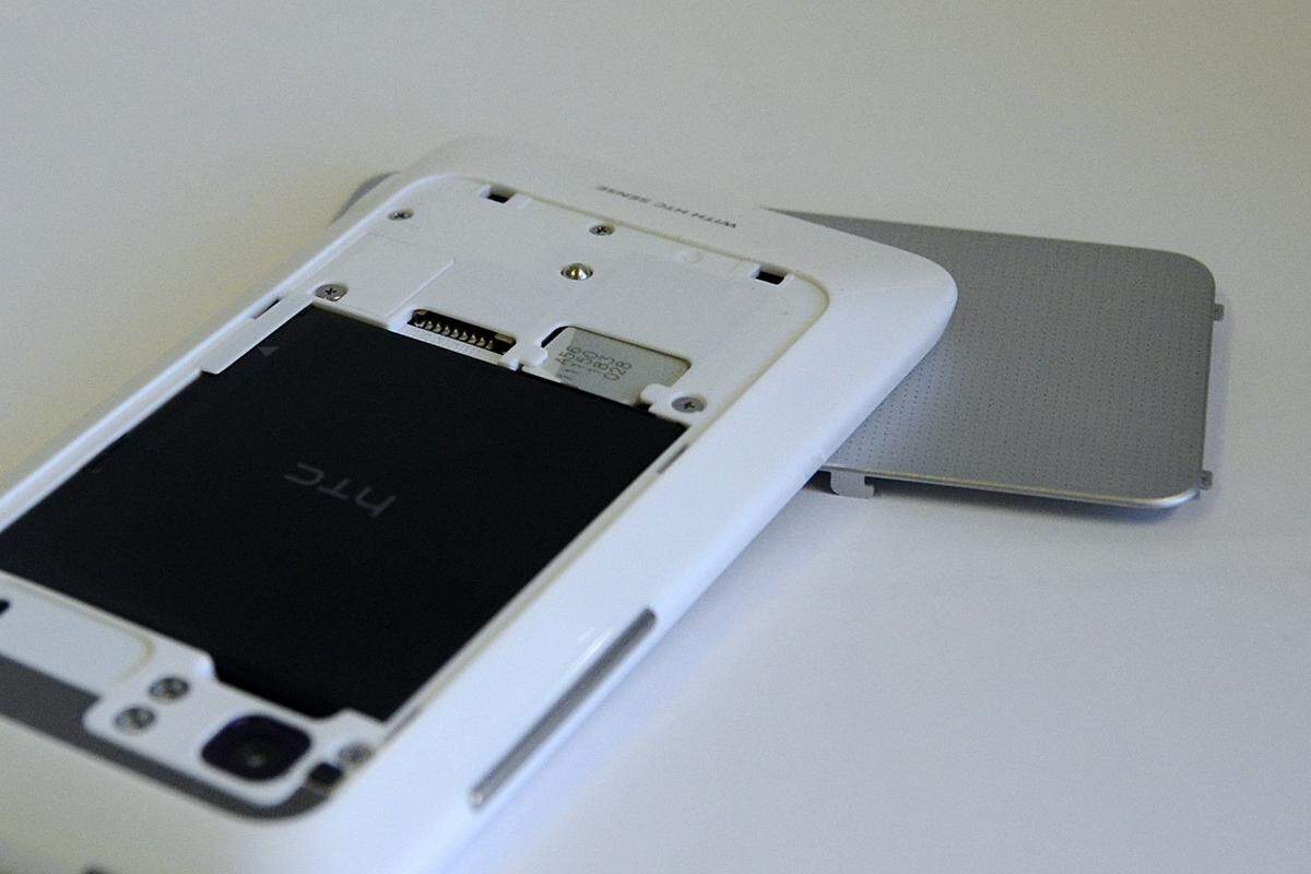 Die 16 Gigabyte integrierter Speicher lassen sich über eine Micro-SD-Karte neben der SIM-Karte erweitern. HTC liefert keine Speicherkarte mit.