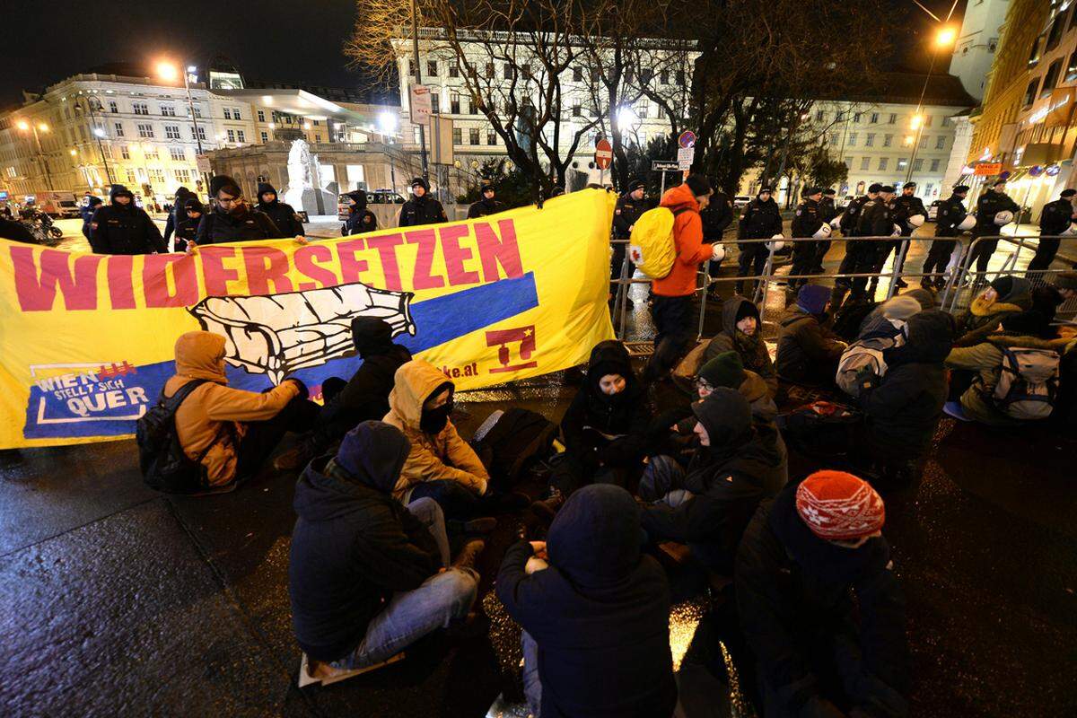 Eine erste Sitzblockade bei der Albertina