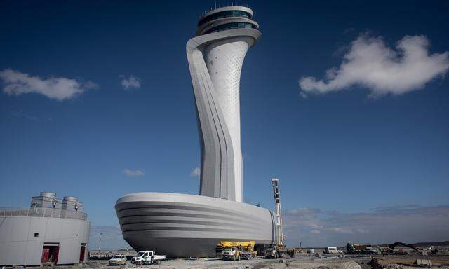 Der Tower des neuen Istanbuler Flughafens ist bereits fertig. Der Rest vielfach noch nicht.