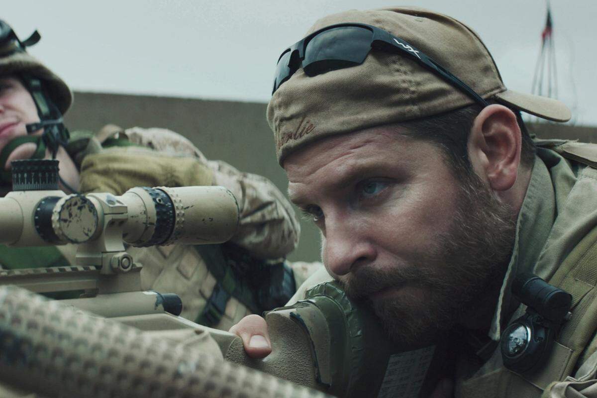 Clint Eastwood erzählt in seinem neuen Film "American Sniper" die Geschichte des Navy-Seal-Soldaten Chris Kyle (gespielt von Bradley Cooper). Das Kriegsdrama ist für sechs Oscars nominiert.