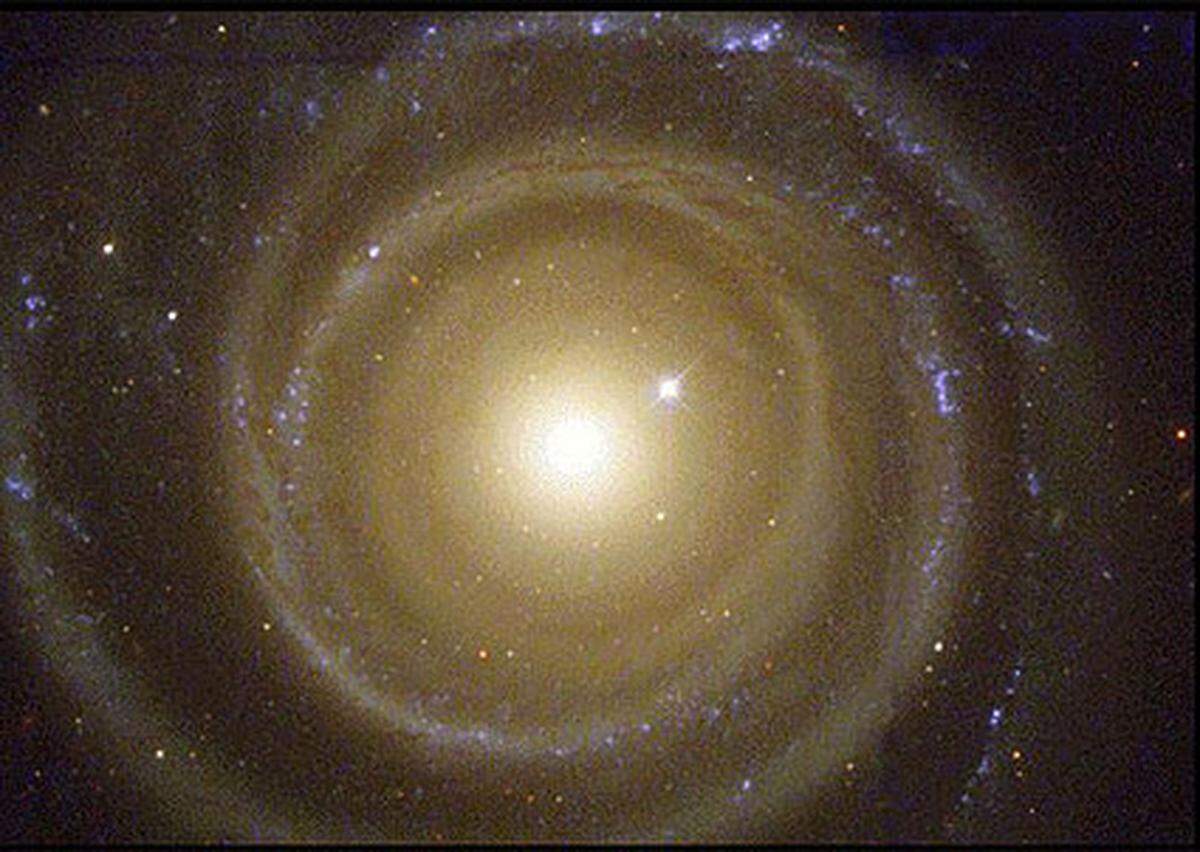 Galaxien rotieren üblicherweise in die entgegengesetzte Richtung ihrer "Arme". Die Spiralgalaxie NGC 4622 hat es sich anders überlegt und bewegt sich im Uhrzeigersinn - genau wie ihre Arme.