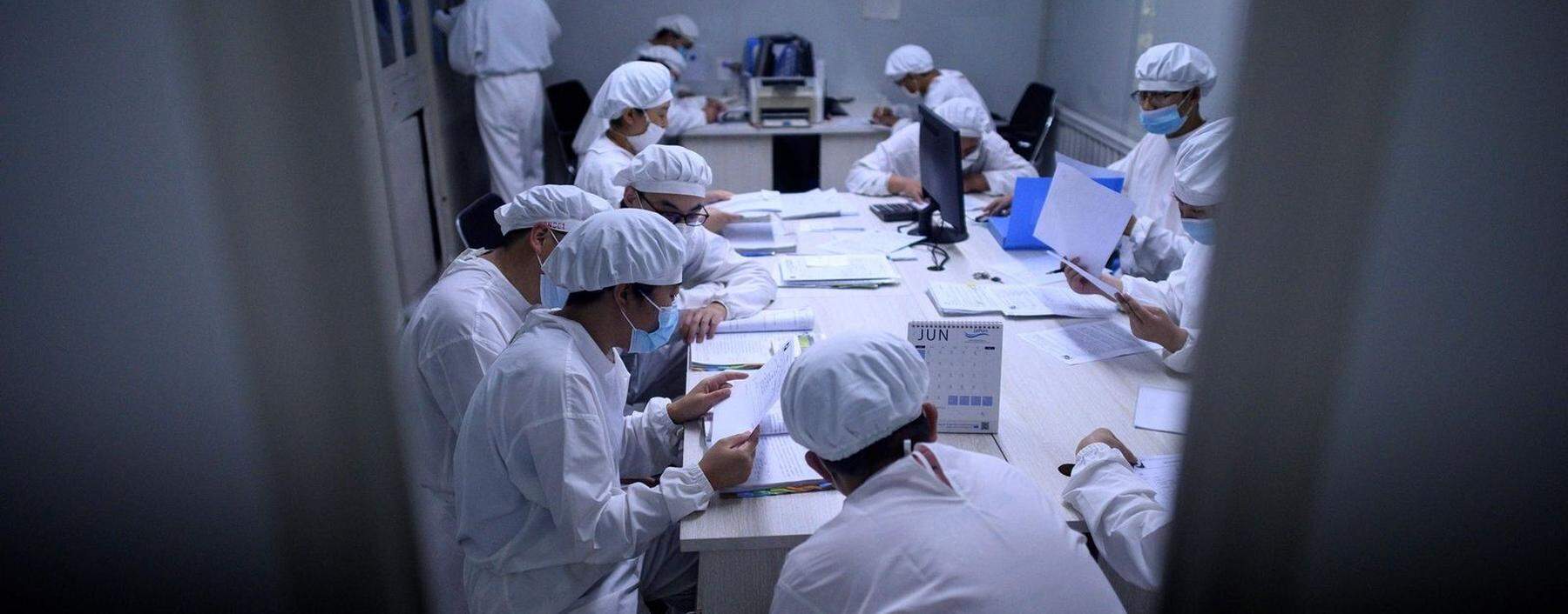 Forscher in einem Labor von Yisheng Biopharma in der chinesischen Stadt Shenjang im Nordosten Chinas.