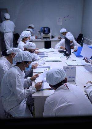 Forscher in einem Labor von Yisheng Biopharma in der chinesischen Stadt Shenjang im Nordosten Chinas.