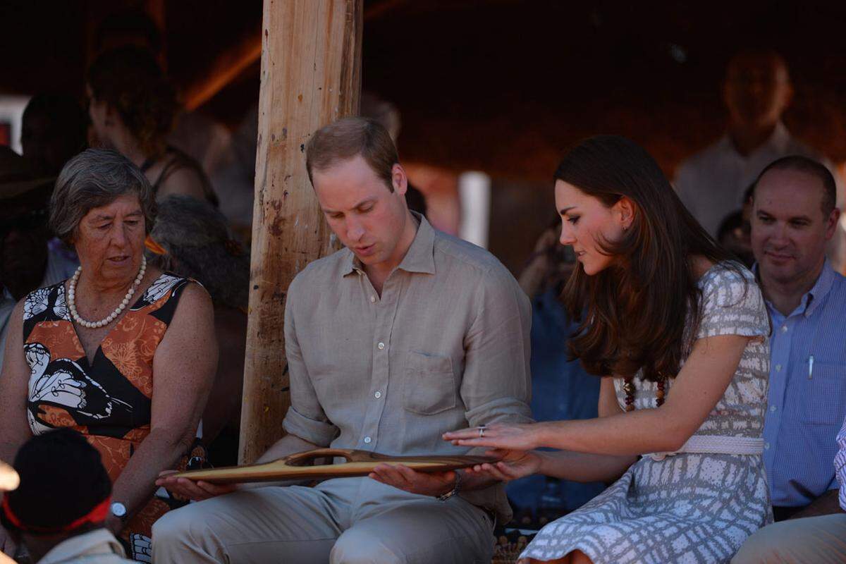 Ein Bild auf Papier aus Tier-Kot - mit diesem Präsent haben australische Ureinwohner Prinz William und seine Frau Kate am 22. April bei einem Besuch im Outback überrascht.