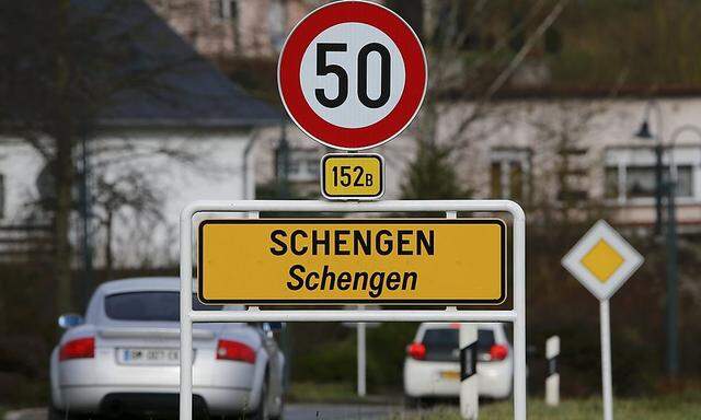 Ein Straßenschild am Ortseingang zum Luxemburger Schengen.