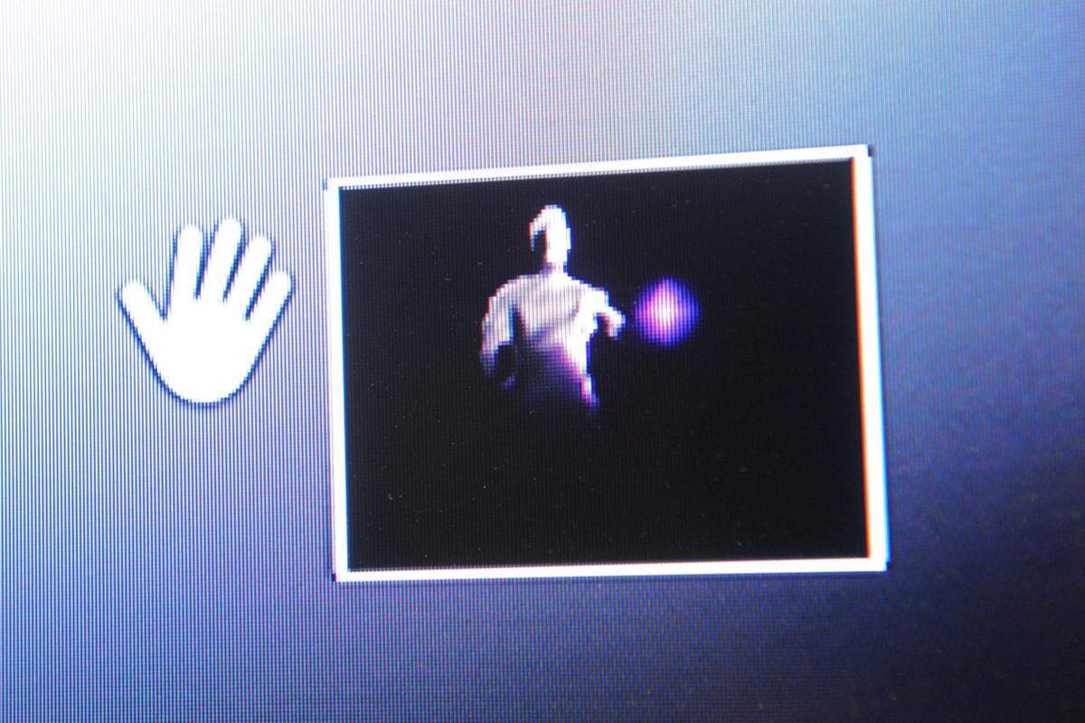 Ein kleines Fenster am rechten unteren Rand zeigt die eigene Silhouette an, die Hände werden als violett leuchtende Punkte dargestellt. In der ersten Kennenlernphase mit Kinect verbringt man so manche Minute damit, sich beim Herumfuchteln selbst zuzusehen, da das doch recht witzig aussieht.
