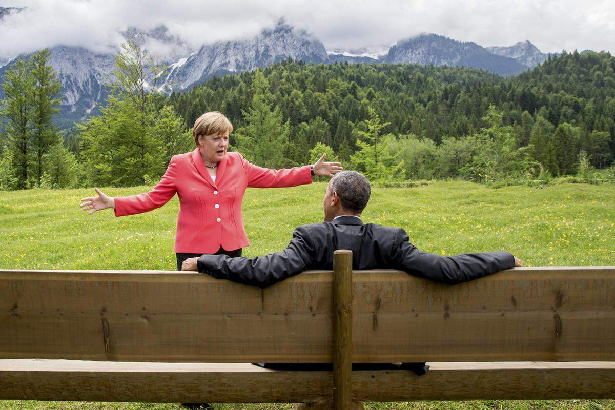 Dieses Bild ging um die Welt. Die deutsche Kanzlerin Angela Merkel im Gespräche mit US-Präsident Barack Obama beim G7-Gipfel. Unter gigantischen Sicherheitsvorkehrungen tagten die Staatschefs auf Schloss Elmau in Bayern.