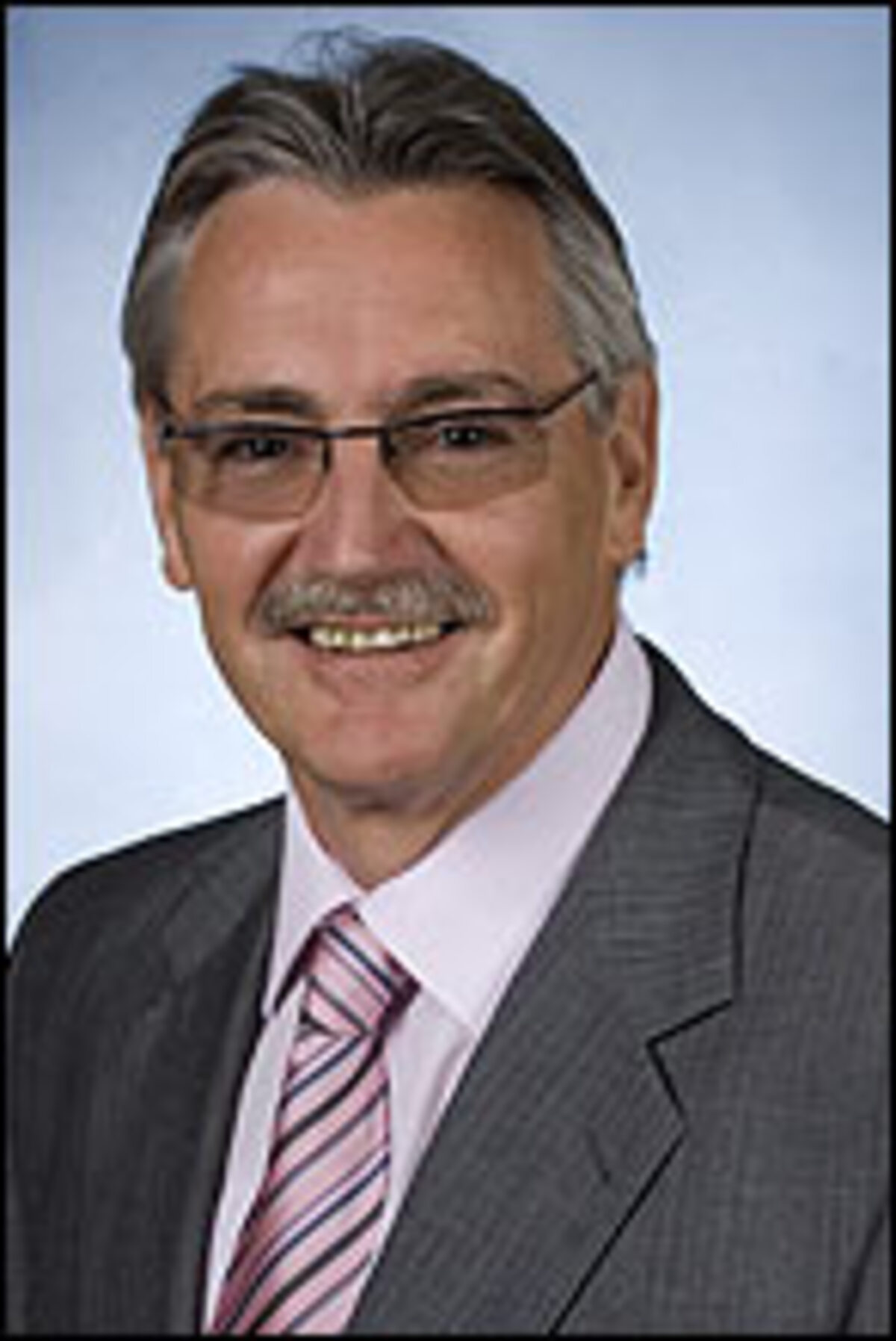 Mag. Karl Hladky, der ehemalige Pharma-Manager startet neue Karriere als Unternehmensberater und Unternehmenscoach. Hladky, Jahrgang 1951, war viele Jahre als Geschäftsführer für die Österreich-Geschicke des Pharmakonzerns AstraZeneca in Wien verantwortlich.