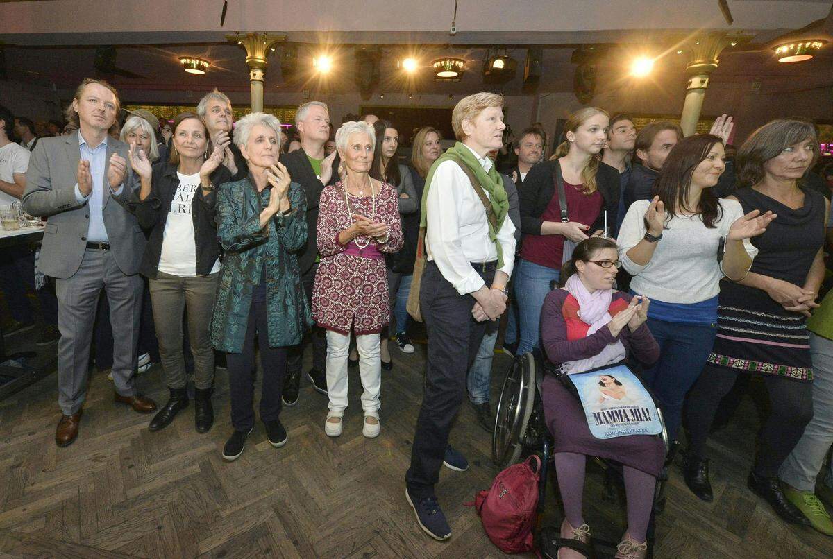 Ein Minus von mehr als 8,7 Prozentpunkten schlug sich jedenfalls bei der Wahlparty im Laufe des Abends immer deutlicher auf die Stimmung. Ohne Briefwahl landeten sie am Abend bei traurigen 3,7 Prozent.