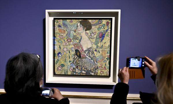 Gustav Klimts Gemälde „Dame mit Fächer“ war 2021 im Oberen Belvedere zu sehen.