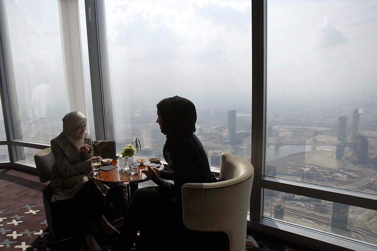 Schwindelfrei sollte man beim Dinner im Burj Khalifa in Dubai sein. Dieser Wolkenkratzer ist aktuell das höchste Bauwerk der Welt. Und bietet zudem das weltweit erste Armani-Hotel mit Suiten in den unteren 37 der allgemein nutzbaren 163 Etagen. Gäste können im höchstgelegenen Restaurant der Welt - dem At.Mosphere im 122. Stock – exquisit speisen, was Dwayne Cheer in der Küche zaubert.