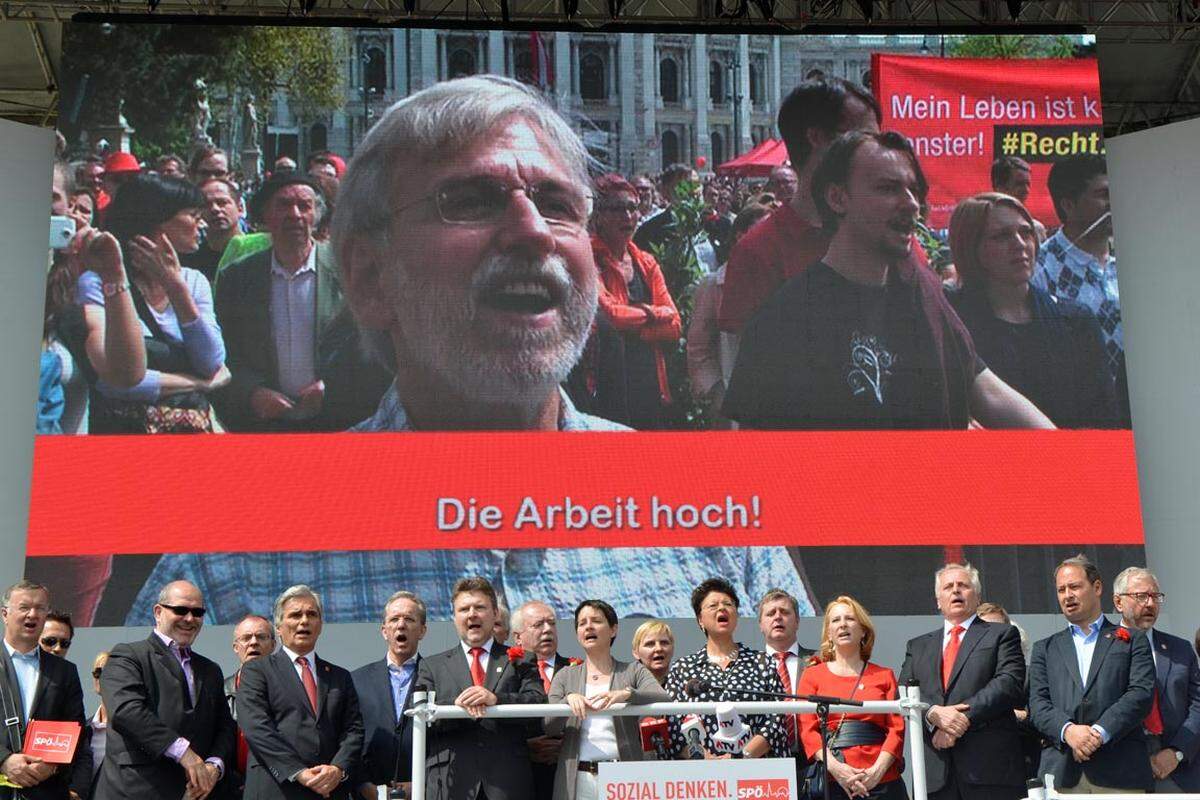 Die Stimmung auf dem Podium kann dieser Zwischenfall aber nicht kippen. Dort wird feierlich das "Lied der Arbeit" angestimmt,...