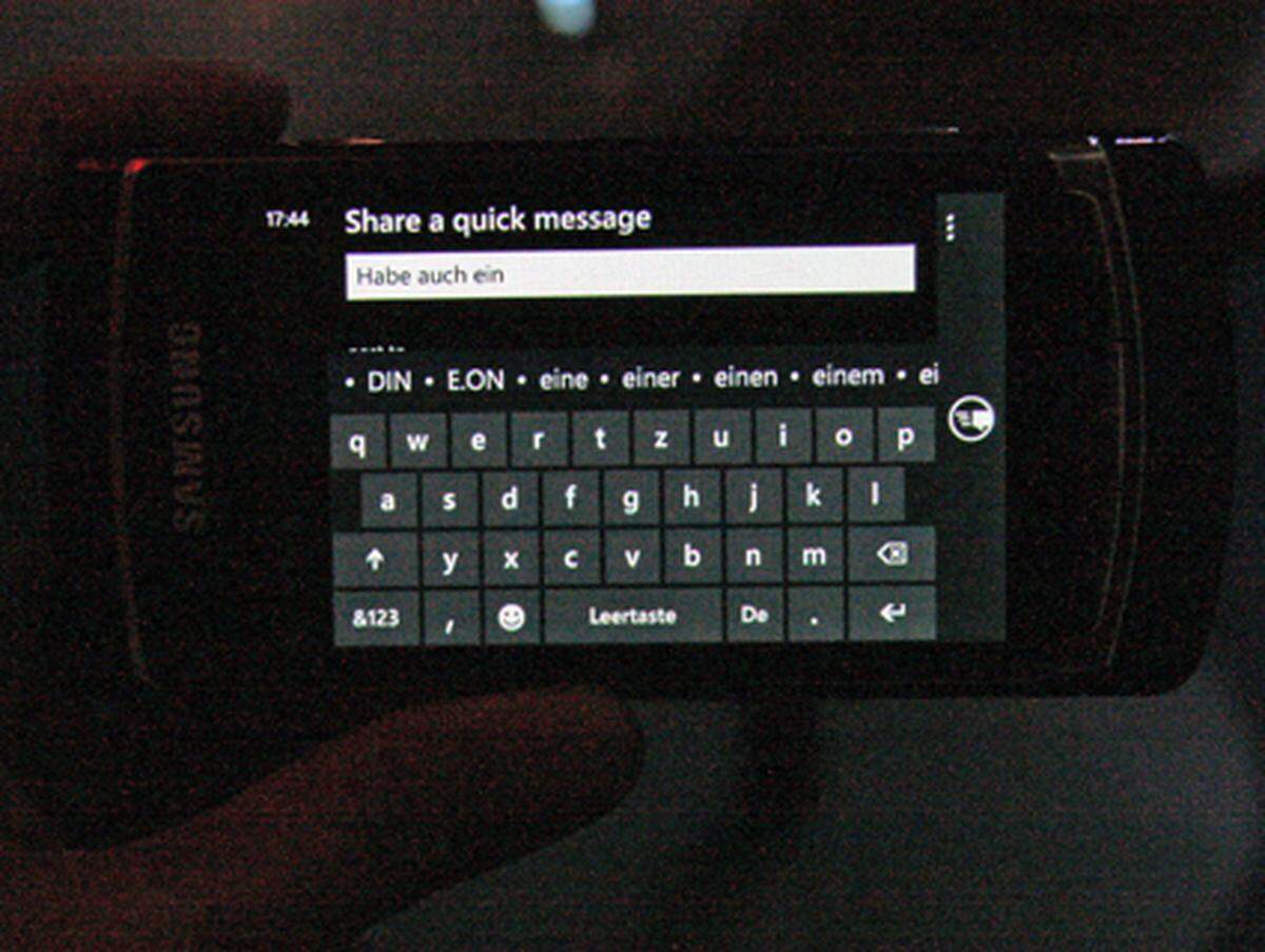 Die virtuelle Tastatur ist Microsoft nicht ganz so gut gelungen wie Google oder Apple. Die grauen Flächen werden auf Druck weder größer, wie bei Apple, noch gibt es ein Vibrations-Feedback wie bei Android, um die Eingabe zu erleichtern. Bei dem Kurztest gelang es aber dennoch, sowohl im Hoch- als auch im Querformat flüssig zu tippen.