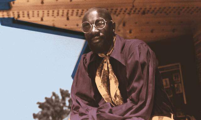 Isaac Hayes vor dem Studio des Stax-Labels in Memphis, Tennessee. Der Ort, an dem in Zeiten der „Rassentrennung“ Schwarze und Weiße gemeinsam an groovigen und souligen Klängen gearbeitet haben, ist heute das Stax Museum of American Soul Music.