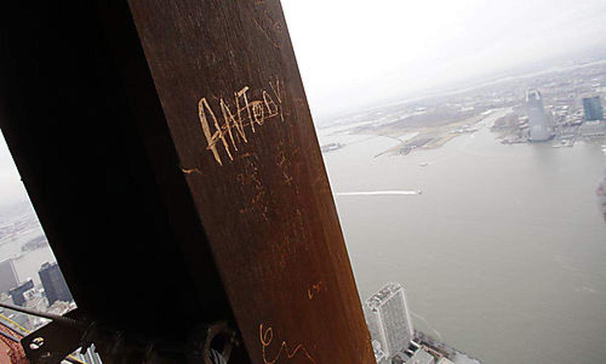 "Antony" - Ein Arbeiter des One Word Trade Centers in New York hat seinen Namen in einen Stahlträger im 102. Stockwerk gescratcht. Und das hat Tradition bei den Handwerkern des neuen Towers: Bei Fertigstellung von Bauteilen verewigt sich der dafür zuständige Arbeiter.