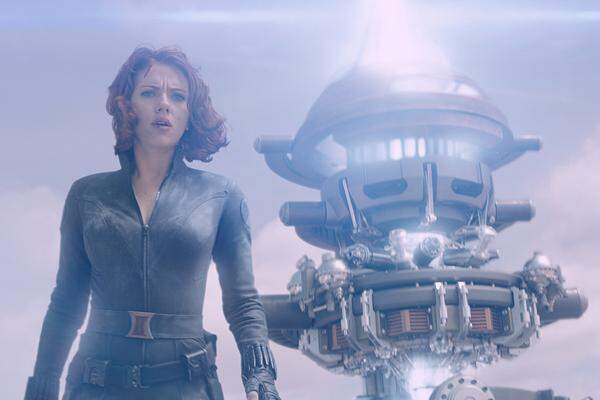 An der Seite von Nick Fury und Captain America kämpfen: Natalia Romanova alias Black Widow, die von Scarlett Johansson dargestellt wird. Auch sie hatte in "Iron Man 2" bereits einen Auftritt, ebenso wie (selbstverständlich) ...