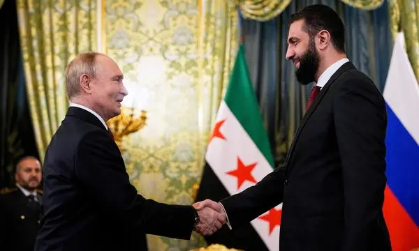 Russlands Staatschef, Wladimir Putin, empfängt Syriens Übergangspräsidenten, Ahmed al-Sharaa, in Moskau. Sharaa kommandierte einst islamistische Rebellenmilizen, die von Russlands Luftwaffe bekämpft wurden.