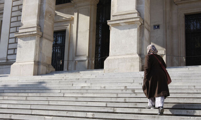 Muslimische Studentin vor der Uni 