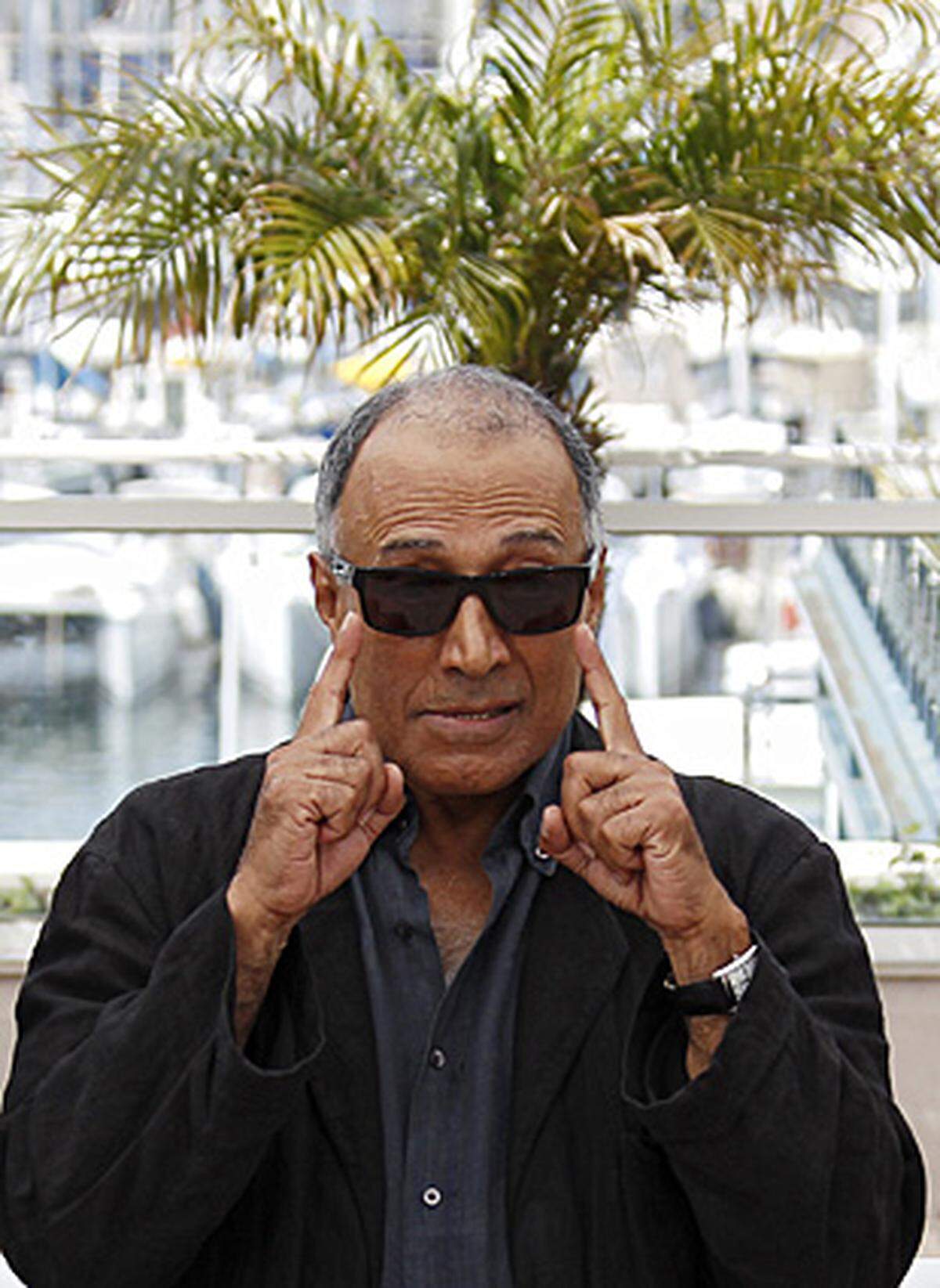 Der iranische Regiealtmeister Abbas Kiarostami (im Bild) präsentierte "Copie Conforme". Das Lächeln dürfte ihm nach der Vorführung schwer fallen: Sein Film wurde ausgebuht.
