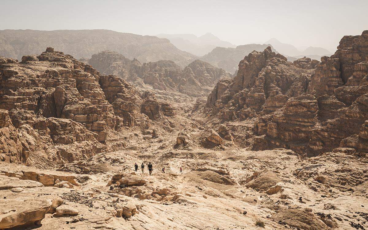 Surreal wirkt die Landschaft des im Süden Jordaniens gelegenen Wadi. Seit 2011 gehören die zerklüfteten Täler zum Weltkulturerbe. Man fühlt sich - wie schon viele Abenteurer vor einem - auf den Mars versetzt.