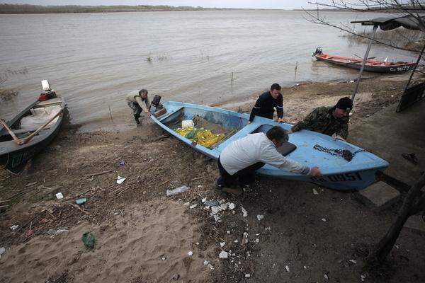 Die Männer hieven das Boot – Tutrakanka genannt – wieder ans Ufer.