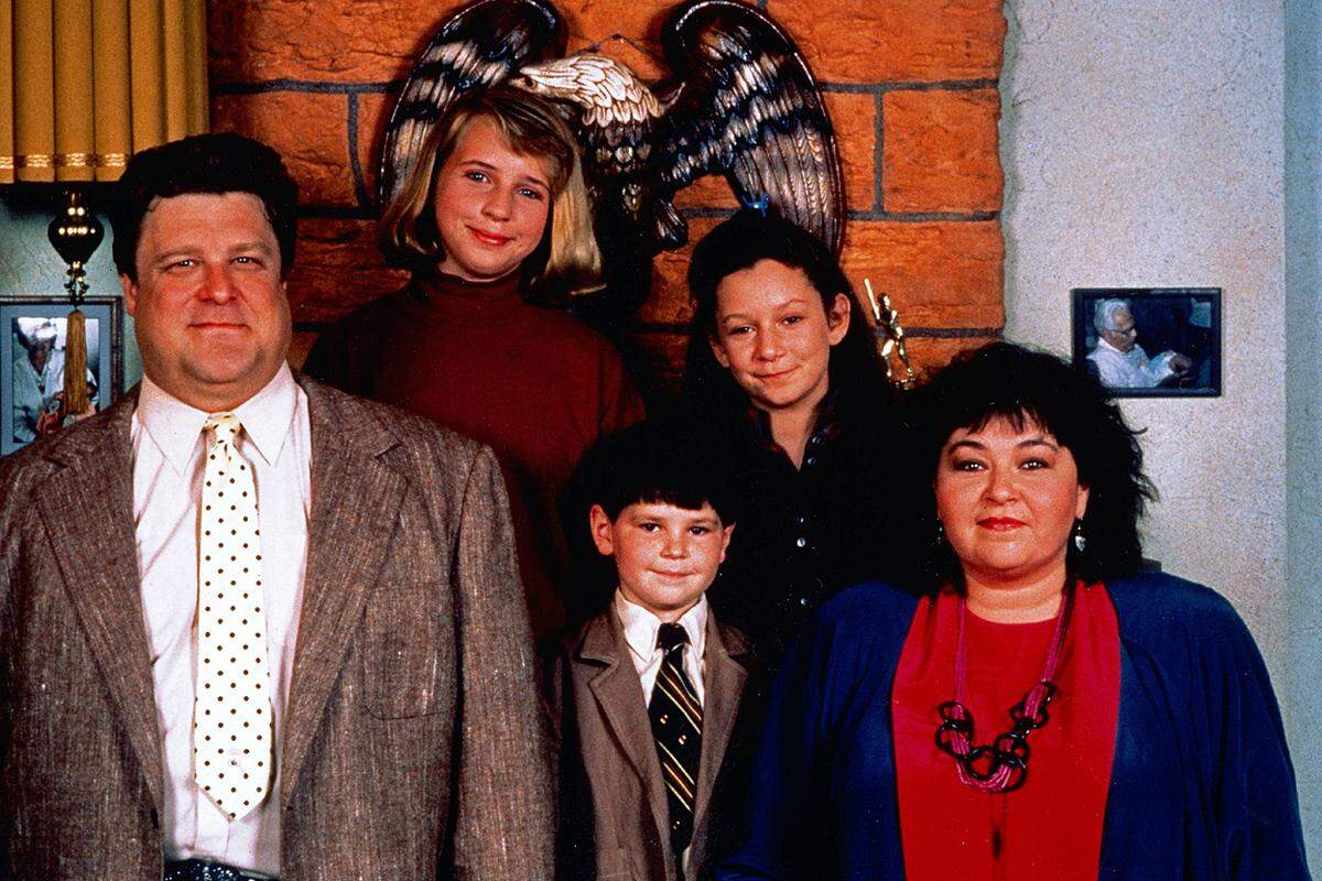 von 1988 bis 1997 | neun Staffeln "Roseanne" ist banale Comedy und deswegen nicht Emmy-würdig? Einspruch! Denn die Serie stellt gemeinsam mit "Eine schrecklich nette Familie" einen Wendepunkt in der TV-Geschichte dar, indem sie normale Menschen der unteren Mittelschicht zu den Hauptfiguren machte. Keine heile Welt, sondern Familienzwist, ökonomische Sorgen und viel Galgenhumor - das gab es bis dahin auf den Fernsehschirmen in den USA nicht (Österreich hatte zu dem Zeitpunkt schon "Ein echter Wiener geht nicht unter"). Bei den Emmys wurden lediglich die Darsteller ausgezeichnet, die Serie selbst nicht. Über das Ende von "Roseanne" kann man freilich streiten. 
